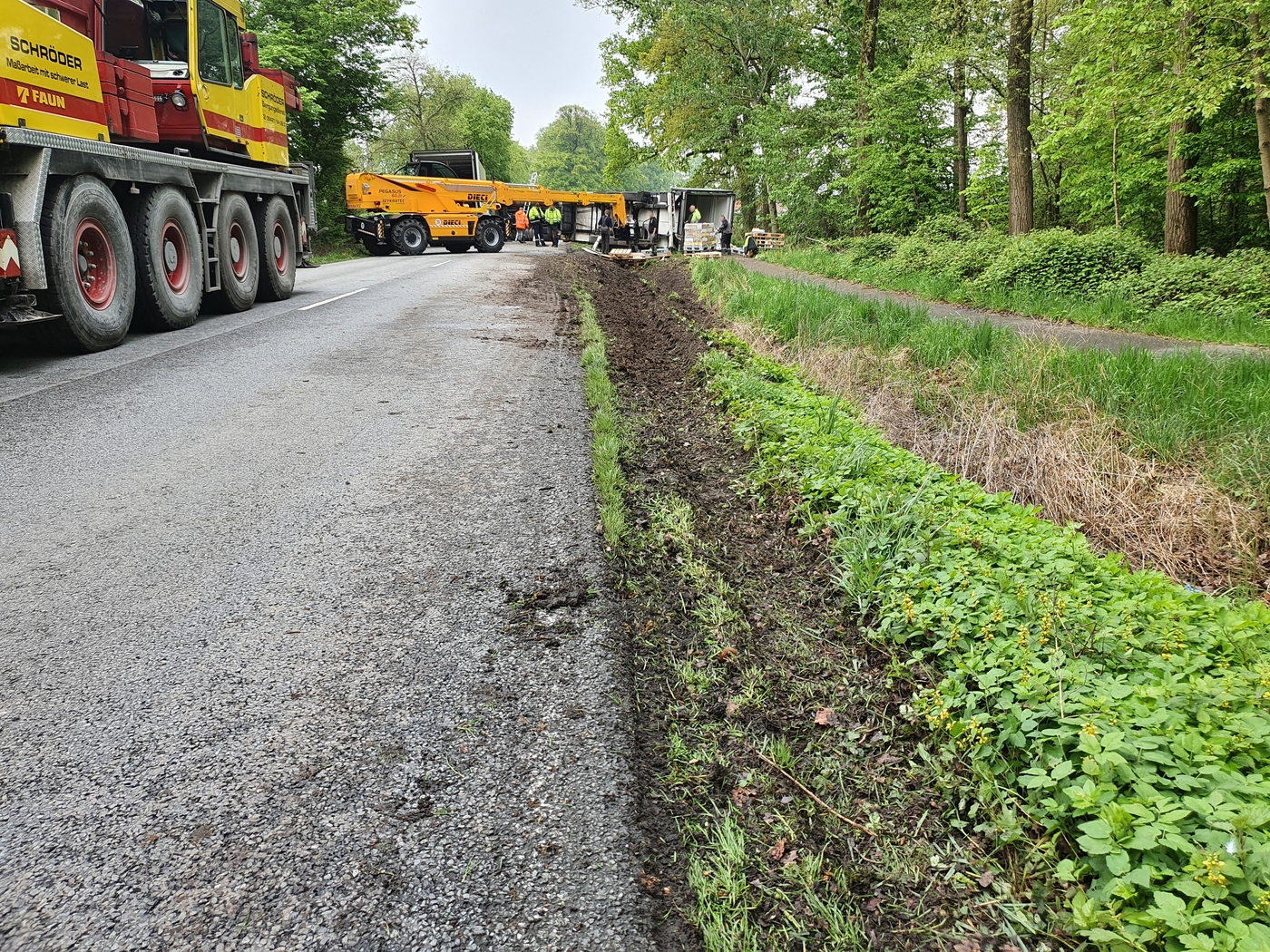 LKW kippt in Versmold um, Bundesstraße B476 stundenlang gesperrt