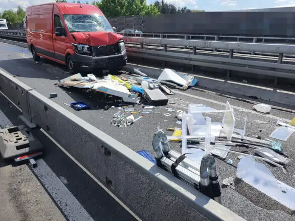 Auffahrunfall zwischen Transporter und Wohnmobil auf A30: Fahrbahn stundenlang gesperrt