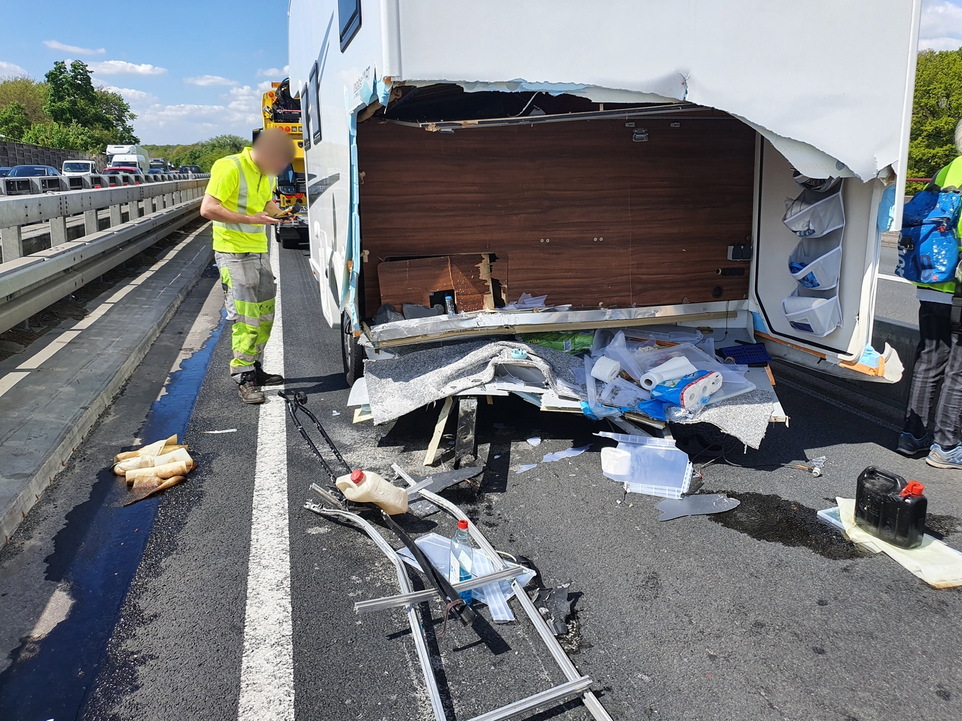 Auffahrunfall zwischen Transporter und Wohnmobil auf A30: Fahrbahn stundenlang gesperrt
