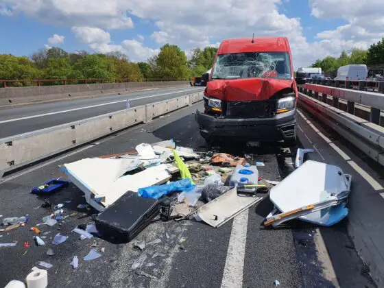 Auffahrunfall zwischen Transporter und Wohnmobil auf A30: Fahrbahn stundenlang gesperrt