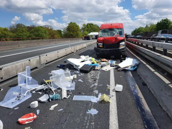 Auffahrunfall zwischen Transporter und Wohnmobil auf A30: Fahrbahn stundenlang gesperrt