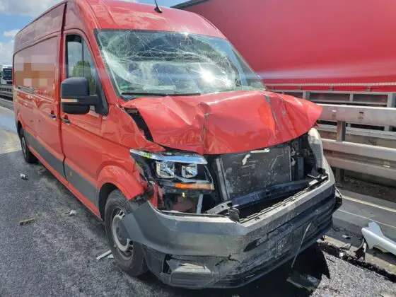 Auffahrunfall zwischen Transporter und Wohnmobil auf A30: Fahrbahn stundenlang gesperrt