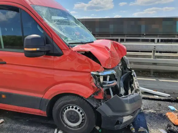 Auffahrunfall zwischen Transporter und Wohnmobil auf A30: Fahrbahn stundenlang gesperrt