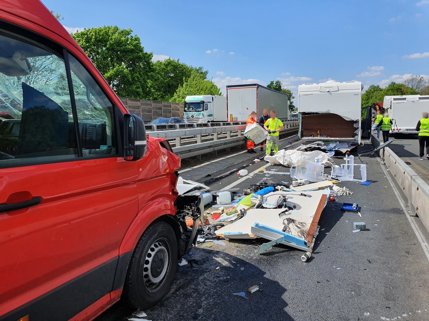 Auffahrunfall zwischen Transporter und Wohnmobil auf A30: Fahrbahn stundenlang gesperrt