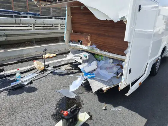 Auffahrunfall zwischen Transporter und Wohnmobil auf A30: Fahrbahn stundenlang gesperrt