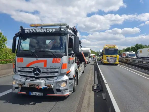 Auffahrunfall zwischen Transporter und Wohnmobil auf A30: Fahrbahn stundenlang gesperrt