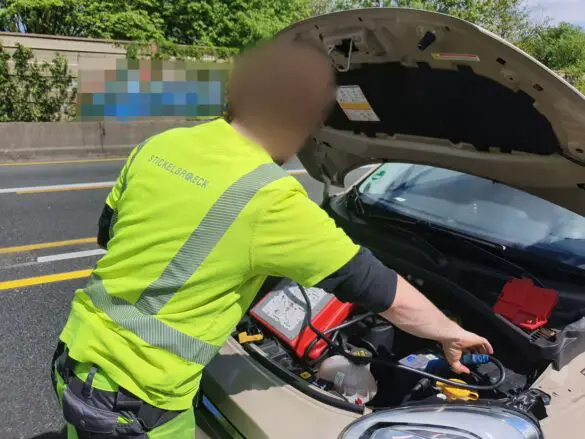 Auffahrunfall zwischen Transporter und Wohnmobil auf A30: Fahrbahn stundenlang gesperrt