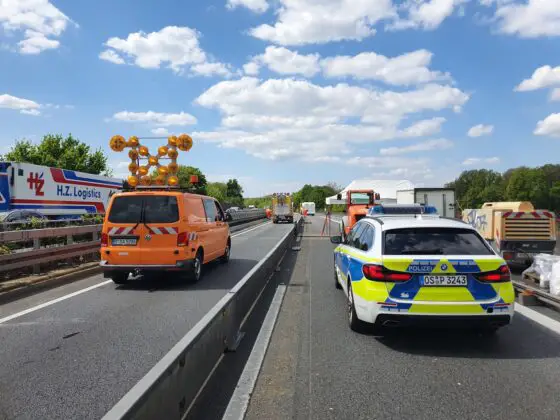 Auffahrunfall zwischen Transporter und Wohnmobil auf A30: Fahrbahn stundenlang gesperrt