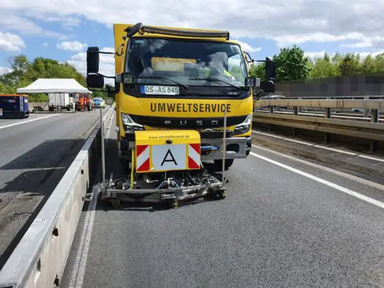Auffahrunfall zwischen Transporter und Wohnmobil auf A30: Fahrbahn stundenlang gesperrt