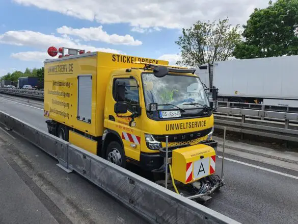Auffahrunfall zwischen Transporter und Wohnmobil auf A30: Fahrbahn stundenlang gesperrt