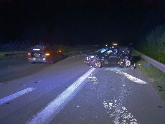 PKW kollidieren auf A30 zwischen Lotte und Ibbenbüren, Autobahn mehrere Stunden blockiert