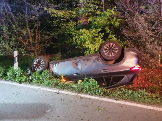 PKW überschlägt sich in Graben in Tecklenburg-Leeden