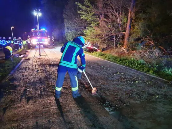 PKW überschlägt sich in Graben in Tecklenburg-Leeden