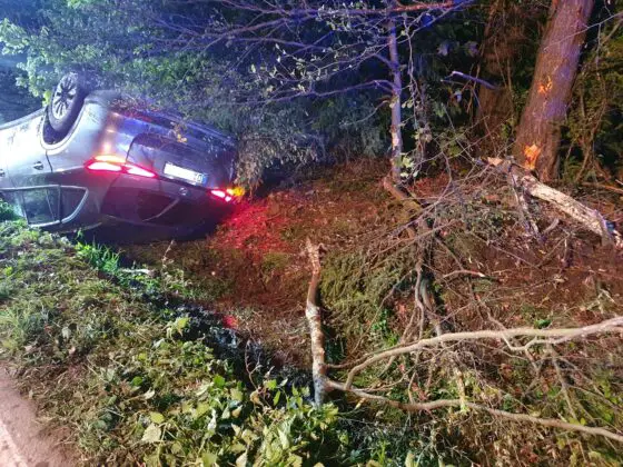 PKW überschlägt sich in Graben in Tecklenburg-Leeden