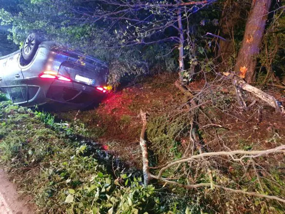 PKW überschlägt sich in Graben in Tecklenburg-Leeden