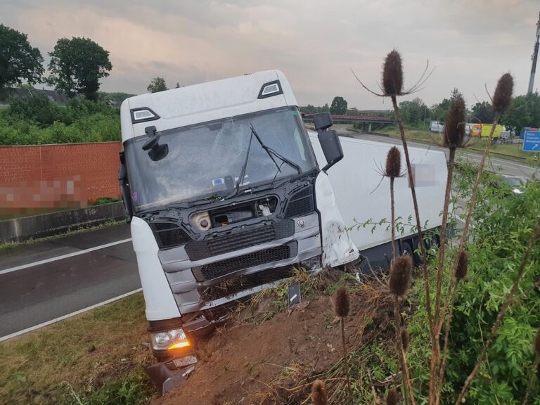 Sattelzug im Erdwall bei Melle
