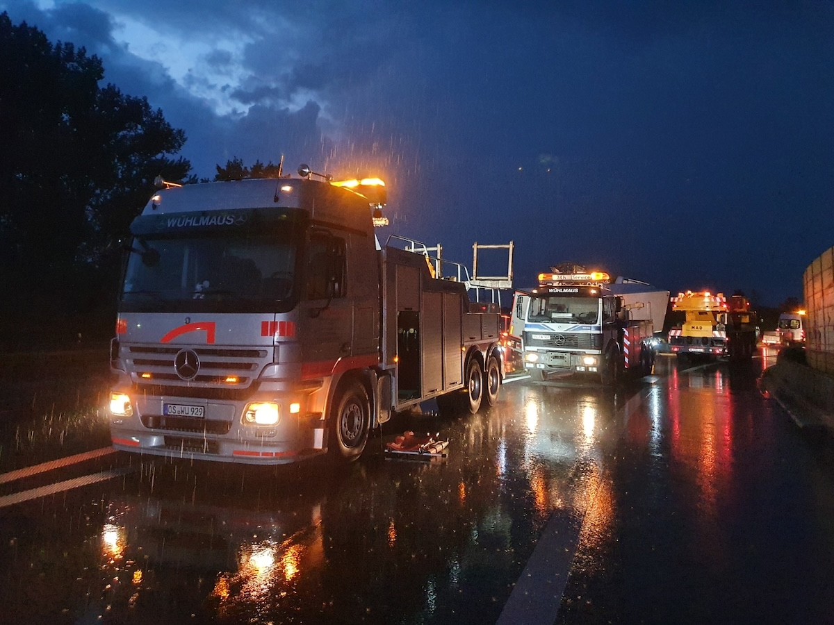 Die Bergungsarbeiten an der A30 dauerten bis in die Nacht