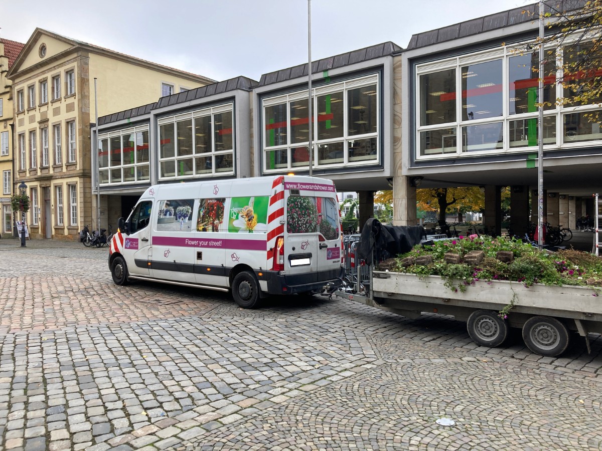 Blumen werden abgeholt. / Foto: Dominik Lapp