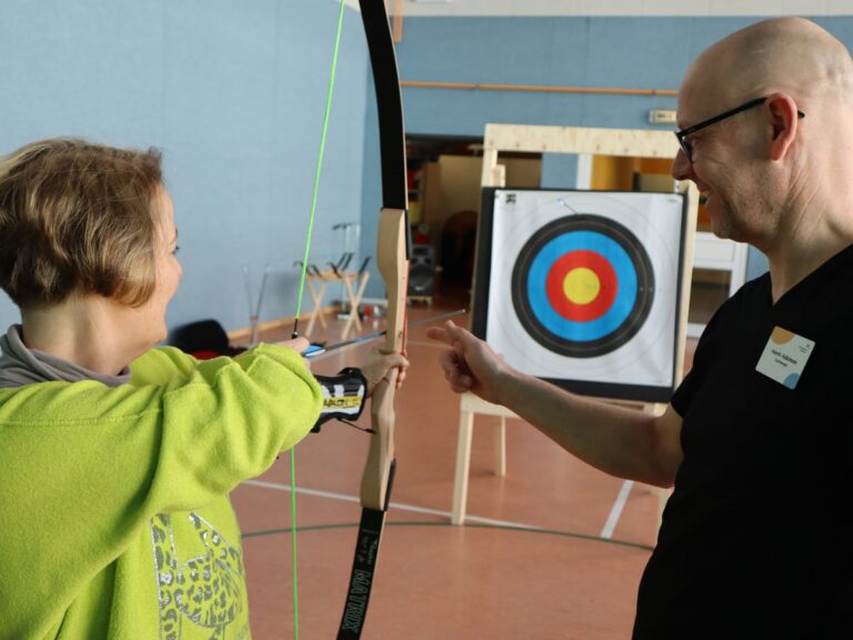 Ergotherapeut Henrik Hasselmann und stellvertretende Pflegedirektorin Silke Hövelkamp stellen das neue therapeutische Bogenschießen am Kinderhospital Osnabrück vor.