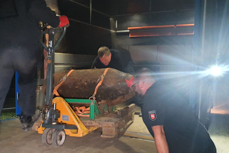 Sprengmeister und Bombe