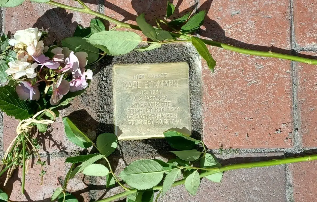 Zum Gedenken an NS-Opfer: Neue Stolpersteine auf den Gehwegen Osnabrücks