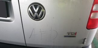 AfD-Schmiererei auf einem Auto.