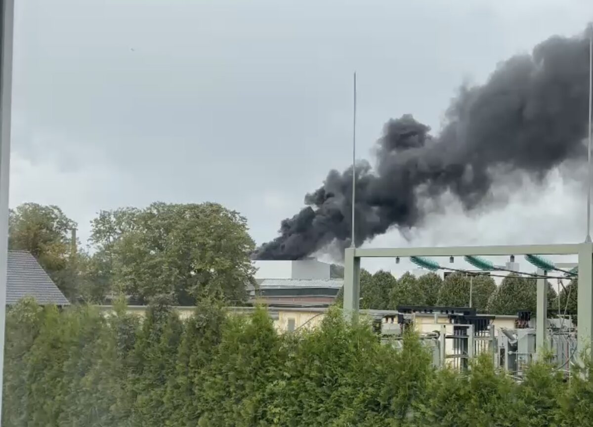 Regenschauer bremst Flammen: Brand auf KME-Gelände in Osnabrück schnell unter Kontrolle Brand auf KME-Gelände. / Foto: Privat