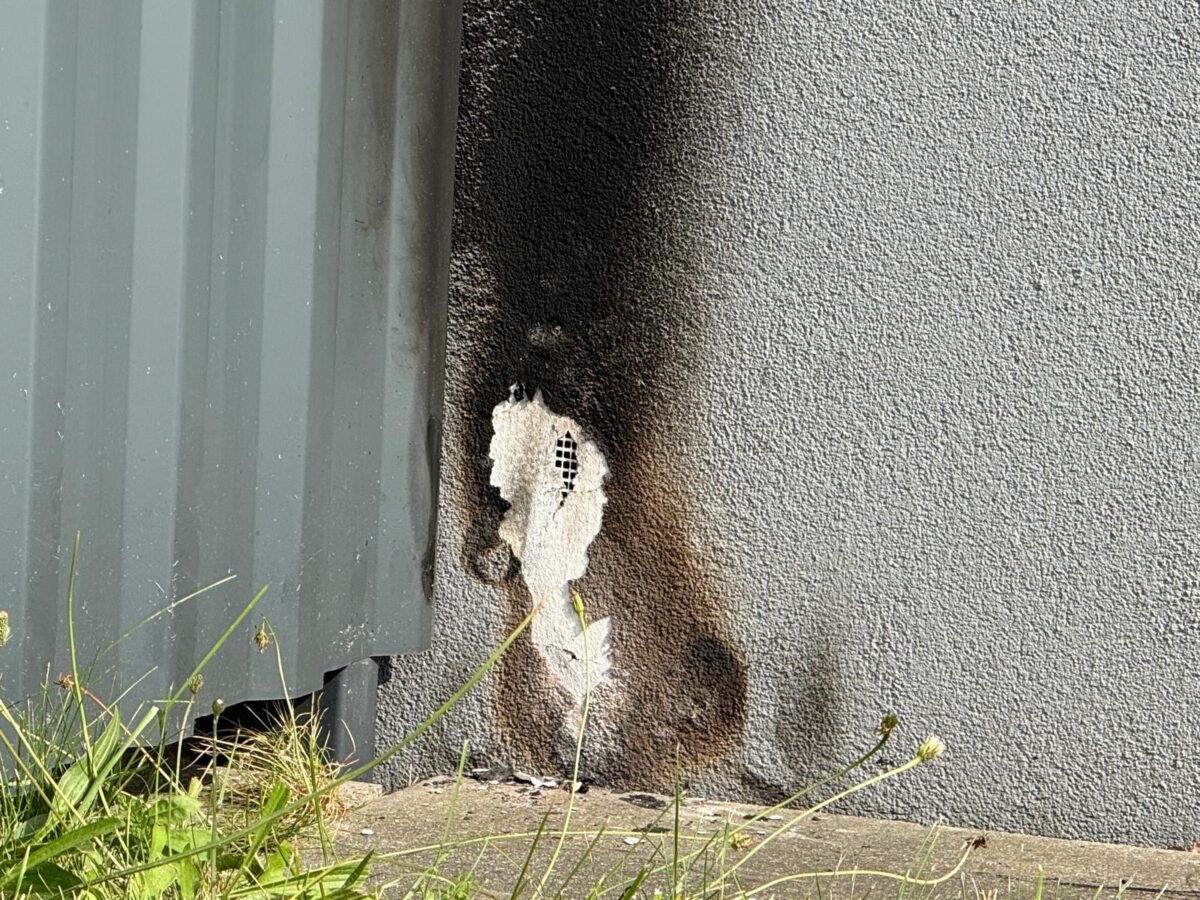 Brandanschlag auf Polizeigebäude in Osnabrück. / Foto: Pohlmann