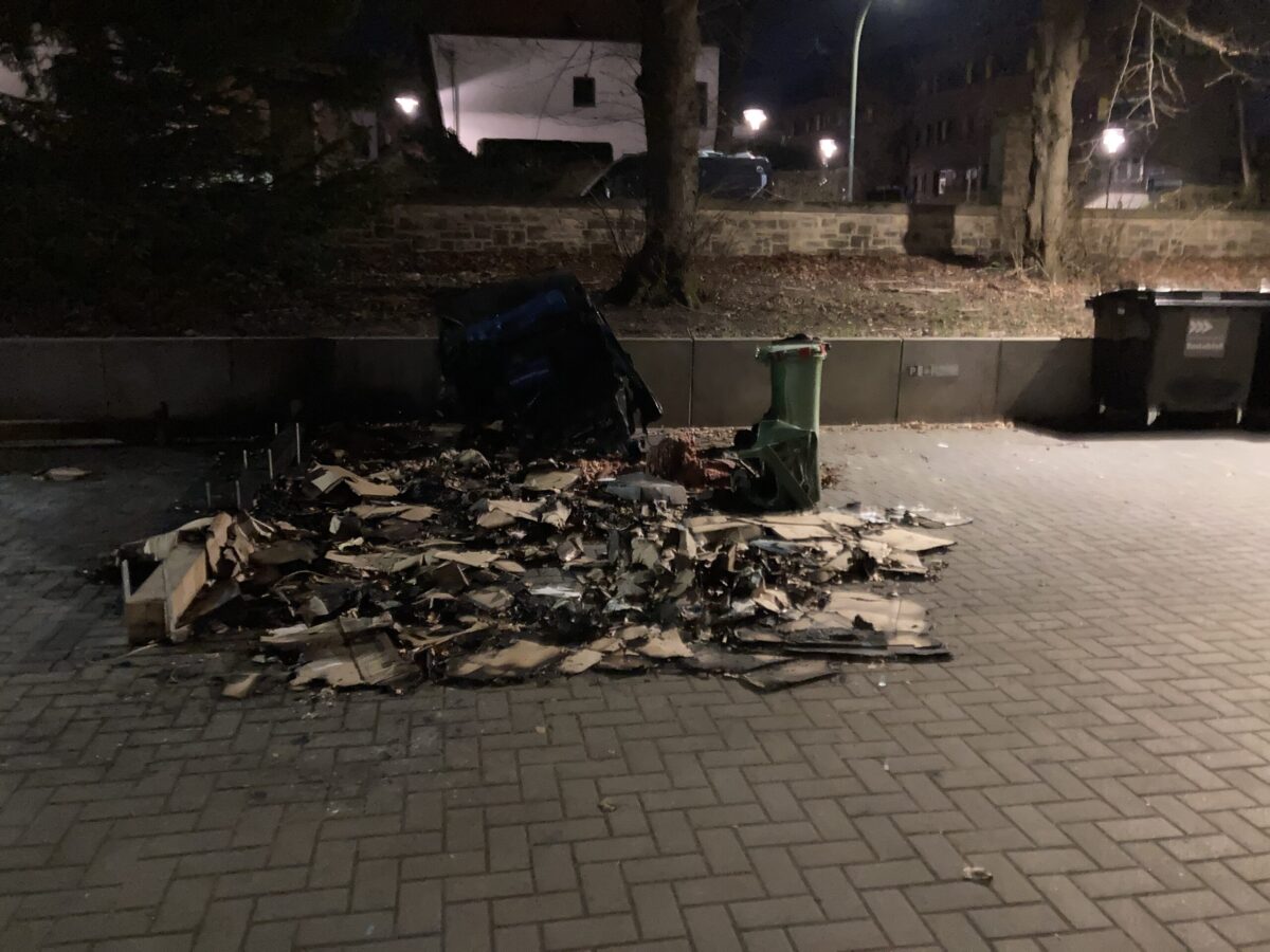Polizei noch ohne Spur: Immer wieder brennen Mülltonnen am Westerberg – Gesamtschaden rund 200.000 Euro Abgebrannte Mülltonnen im Wissenschaftspark. / Foto: Dominik Lapp