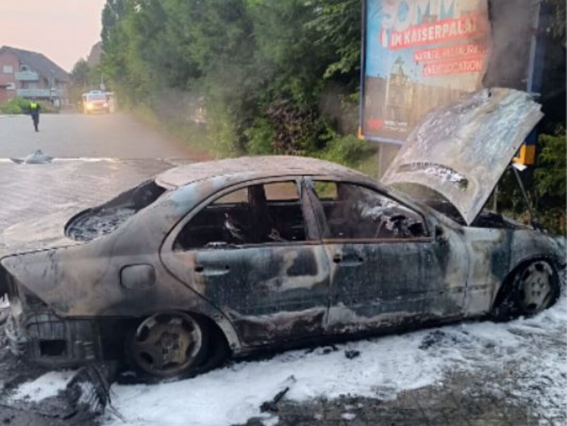Ausgebrannter Mercedes in Melle.