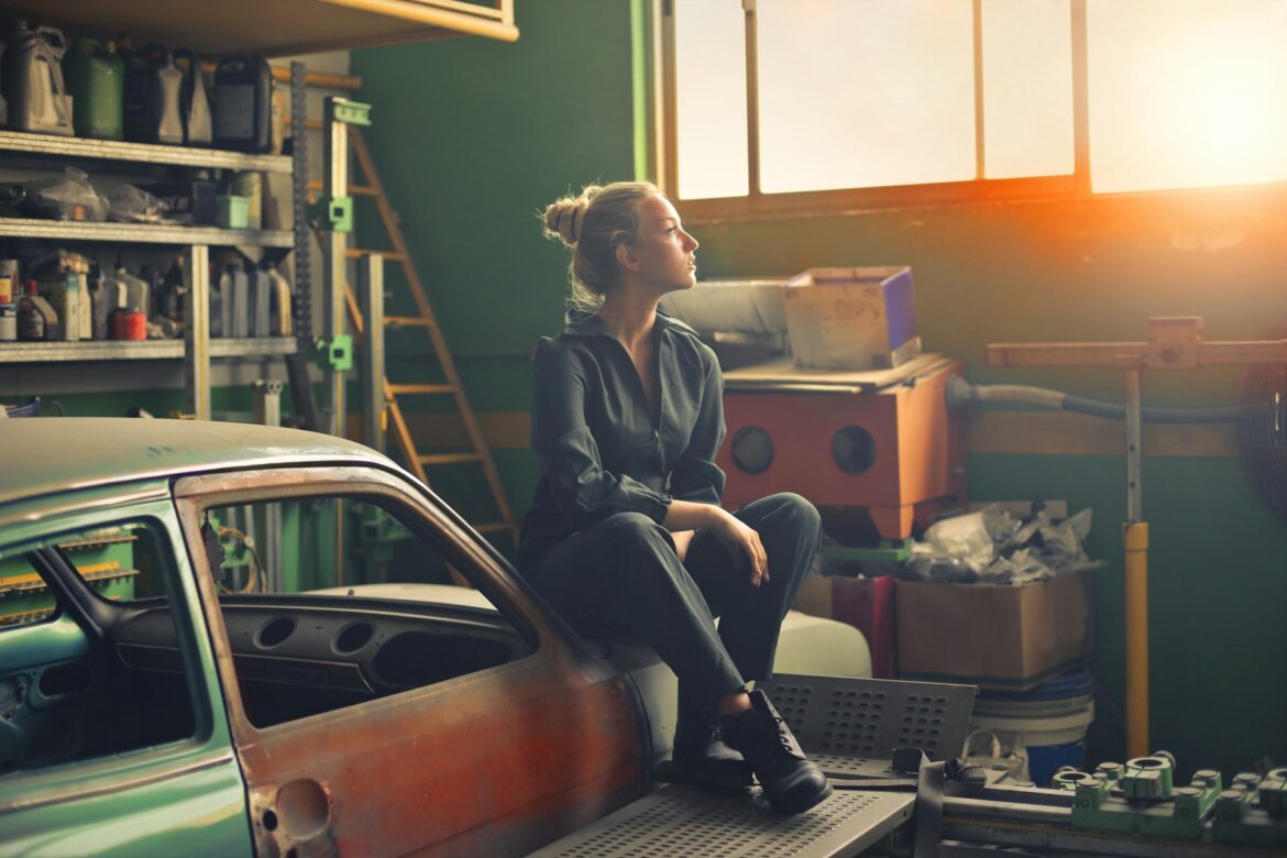 Frau in einer Garage