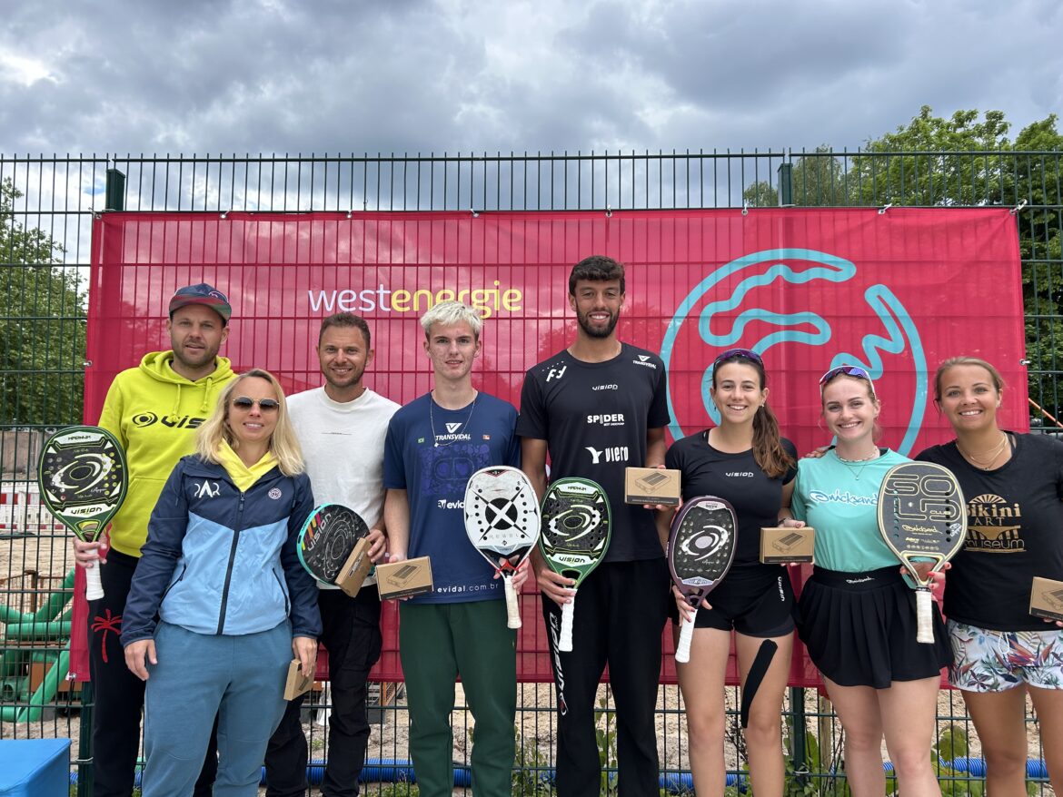 Die erst- und zweitplatzierten Herren- und Damendoppel der dritten Westenergie Beach Tennis Open. / Foto: Christin Nimtz