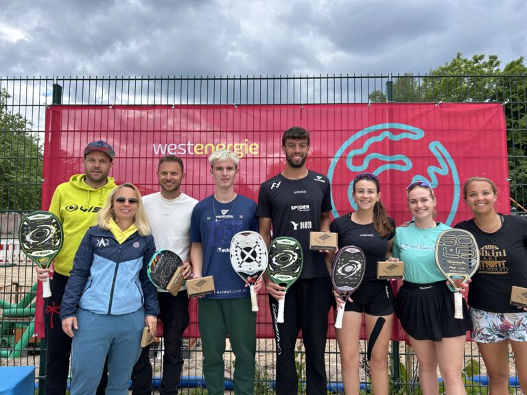 Die erst- und zweitplatzierten Herren- und Damendoppel der dritten Westenergie Beach Tennis Open. / Foto: Christin Nimtz