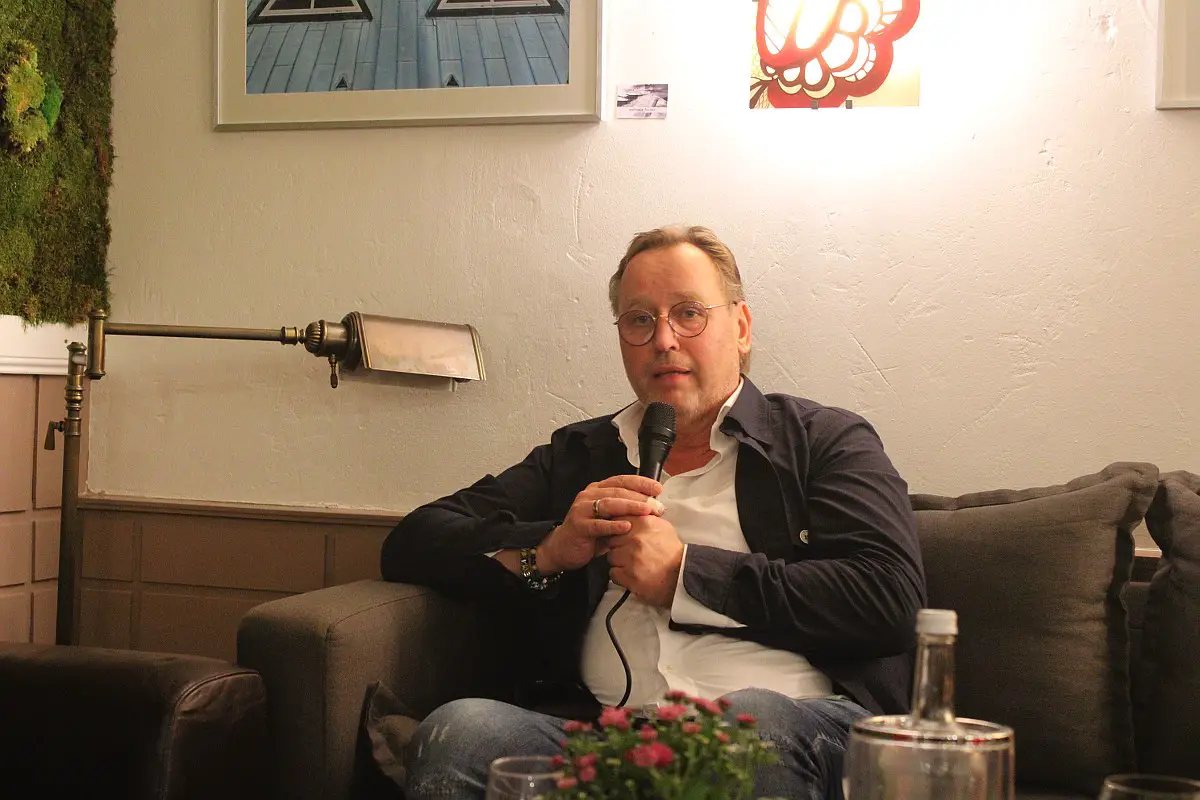 Thomas Bühner im Café Backstein. / Foto: Dominik Lapp