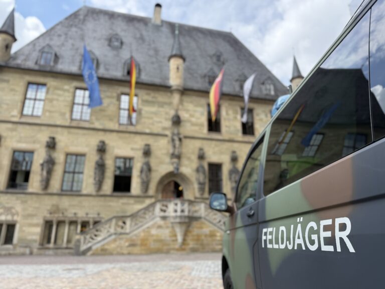 Feldjäger der Bundeswehr vor dem Osnabrücker Rathaus