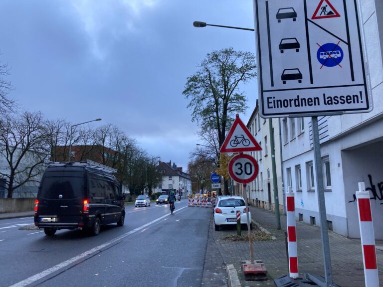 Gesperrte Busspur auf der Natruper Straße in Osnabrück. / Foto: Dominik Lapp