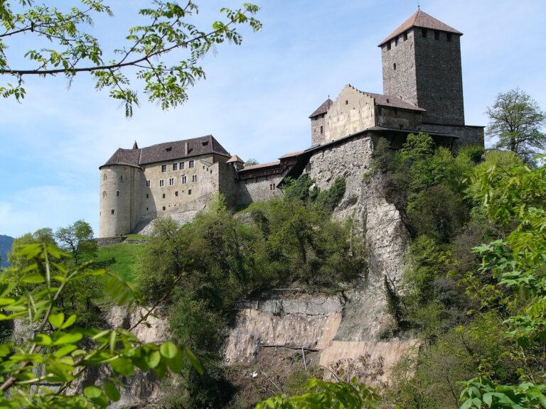 Ein Blick auf eine der Burgen in Meran