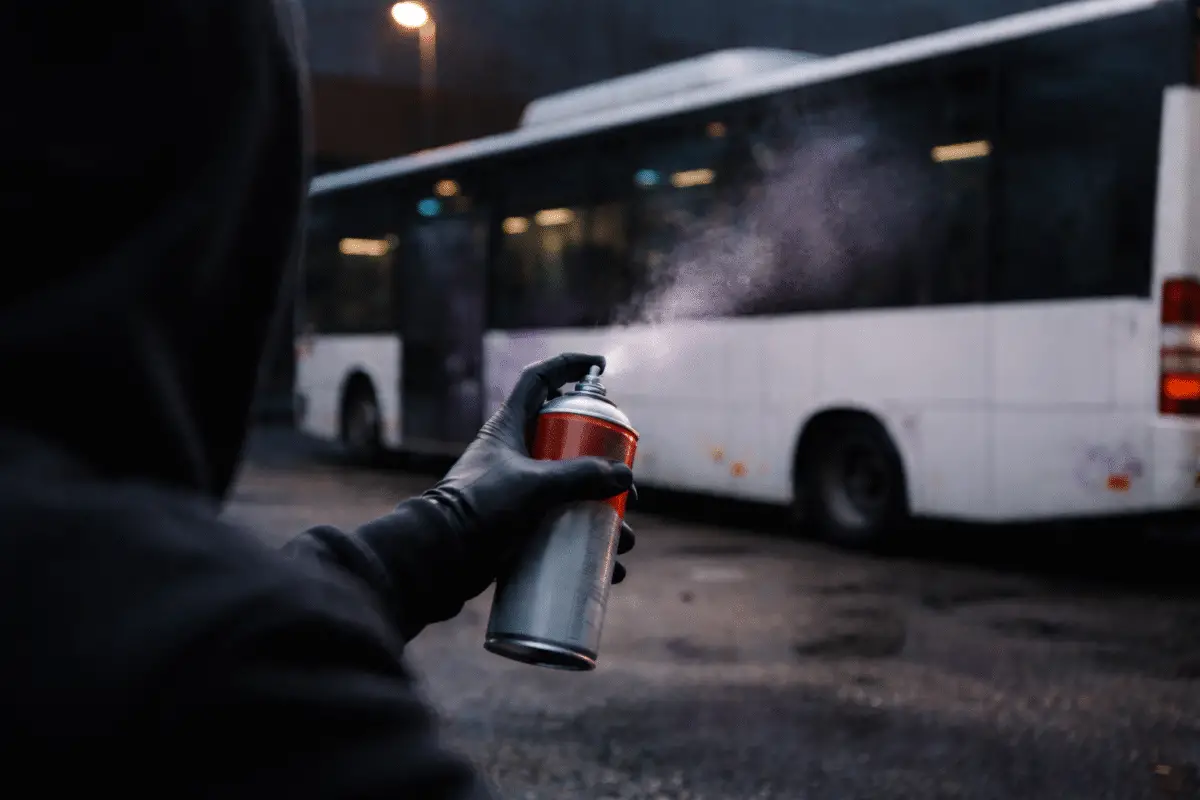 Sachbeschädigung eines Busses mit Farbe