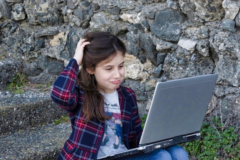 Junges Mädchen mit Laptop im Freien