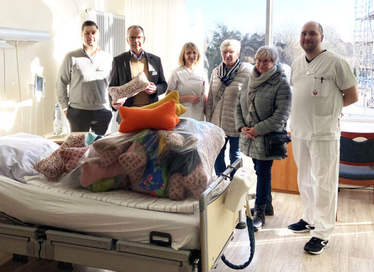 Handarbeitskreis der evangelischen St.-Lukas-Kirchengemeinde Bennien nähen für das Christliche Klinikum Melle. / Foto: CKM, Breeck