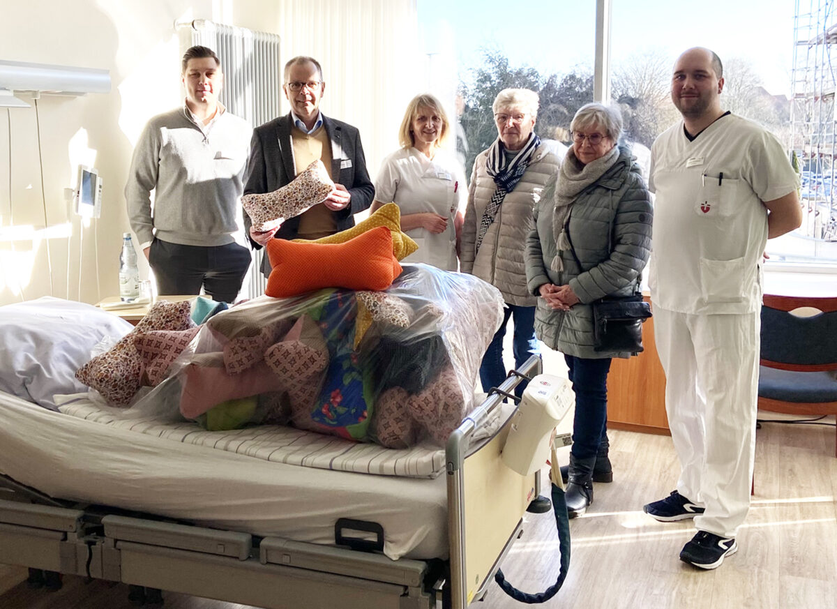 Handarbeitskreis der evangelischen St.-Lukas-Kirchengemeinde Bennien nähen für das Christliche Klinikum Melle. / Foto: CKM, Breeck