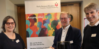 Die Krankenhaus-Seelsorge am Franziskus-Hospital Harderberg ist neu aufgestellt. Zum Team gehören nun (von links) Claudia Hettlich, Pastor Christoph Höckelmann und Pastor Stephan Feldmann. Die drei haben mit “AnsprechBar” ein neues Angebot entwickelt. / Foto: Daniel Meier, NSK