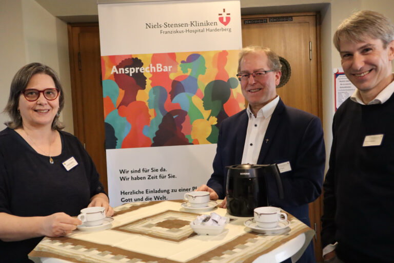 Die Krankenhaus-Seelsorge am Franziskus-Hospital Harderberg ist neu aufgestellt. Zum Team gehören nun (von links) Claudia Hettlich, Pastor Christoph Höckelmann und Pastor Stephan Feldmann. Die drei haben mit “AnsprechBar” ein neues Angebot entwickelt. / Foto: Daniel Meier, NSK