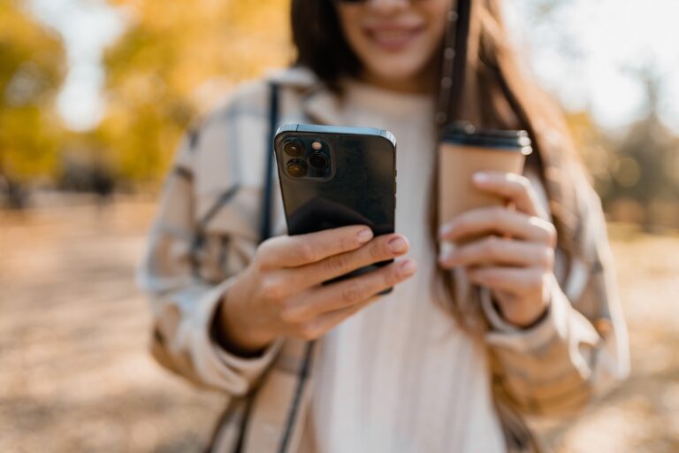 Apps und Plattformen gibt es wie Sand am Meer – viele davon versprechen, das Leben einfacher und effizienter zu gestalten. Foto: mary_markevich – stock.adobe.com