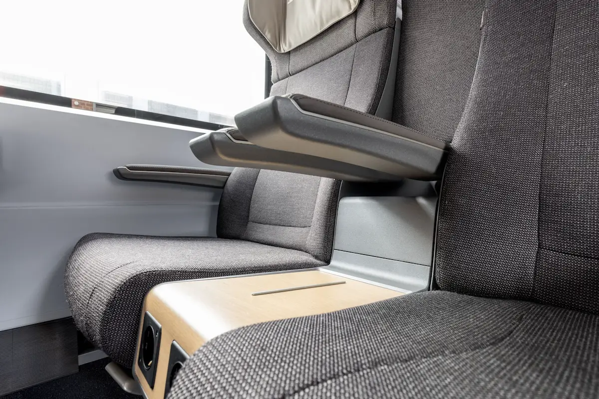 Besser reservieren: dann bekommt man auch einen der deutlich weniger aber komfortableren Sitzplätze