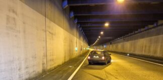 Mercedes nach Crash im Tunnel bei Dissen