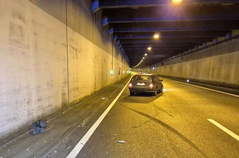 Mercedes nach Crash im Tunnel bei Dissen