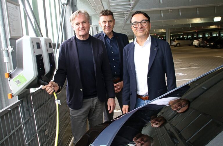 Im Parkhaus auf dem Finkenhügel sind bereits 22 Ladepunkte für E-Autos am Netz (v.l.): Klinikums-Geschäftsführer Klaus Beekmann, Technik- und Service-Leiter Ingo Mette sowie Wigand Maethner, Geschäftsführer der Parkhaus-Betreibergesellschaft OPG. in Westerberg