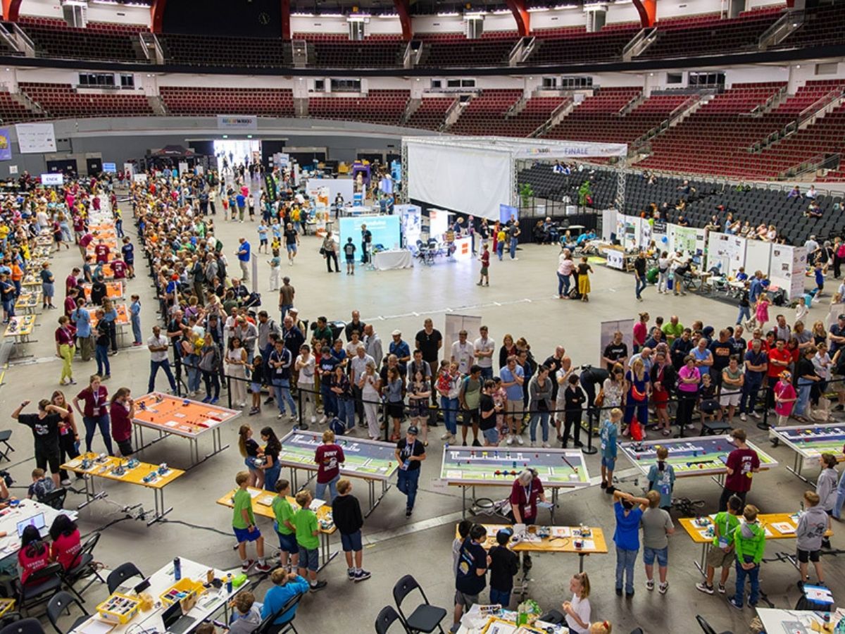Insgesamt 130 Teams aus ganz Deutschland zeigen am vergangenen Wochenende in der Westfalenhalle in Dortmund ihre Roboter. / Foto: SFZ Osnabrück