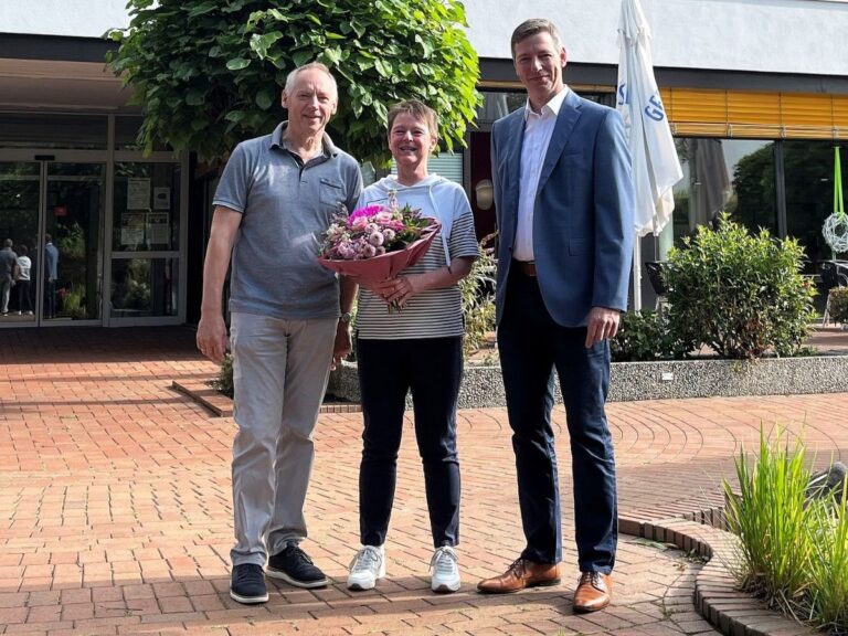 MHA-Verwaltungsdirektor Christian Nacke (rechts) dankt Hubert Riese für sein langjähriges Engagement in der Pflegedirektion und begrüßt seine Nachfolgerin Ute Sommer. / Foto: NSK